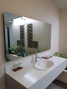 PasarbaruNew Belitung Holiday Resort的一间带水槽和大镜子的浴室