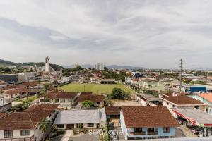 约恩维利EAO - Apartamentos completos em Joinville/SC的城市的空中景观,建筑和绿色的田野