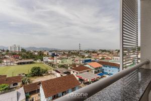 约恩维利EAO - Apartamentos completos em Joinville/SC的享有城市美景。