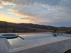 瓦尔扎扎特古堡卡斯巴酒店的山景游泳池
