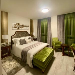 斯普利特Guesthouse Villa Vice的一间卧室配有一张大床和一张绿色椅子