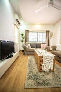 大山脚DeLuma-Lovely 4R3B@Kota Permai的带沙发和电视的客厅