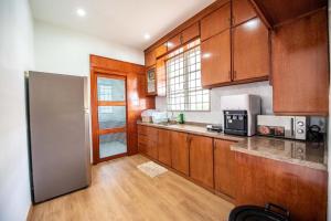 大山脚DeLuma-Lovely 4R3B@Kota Permai的厨房配有木制橱柜和不锈钢冰箱。