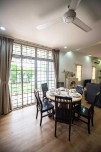 大山脚DeLuma-Lovely 4R3B@Kota Permai的客厅配有桌椅和沙发