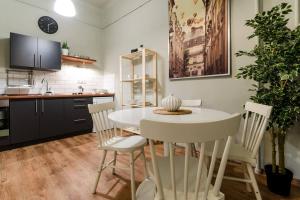 布达佩斯Cosy Apartment In Party District K30的厨房配有白色的桌椅
