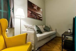 布达佩斯Cosy Apartment In Party District K30的带沙发和黄色椅子的客厅