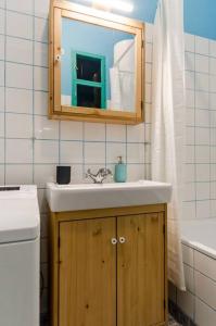 布达佩斯Cosy Apartment In Party District K30的一间带水槽和镜子的浴室