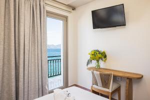 库卡里Eftopia Beachfront 3-bedrooms apartment的客房设有海景窗户。