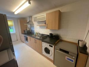 阿克斯桥Spacious Apartment near Heathrow with Allocated Parking的小厨房配有洗衣机和洗衣机