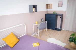 布达佩斯3 Rooms Apartment In Budapest的配有床、桌子和橱柜的房间