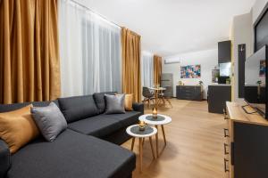 普罗夫迪夫Best Guest 2 Apartments的带沙发和电视的客厅