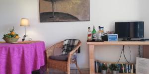 索列尔Alojamiento Tramuntana - Apartaments tres Vents的一间设有一张桌子和一张带紫色桌布的桌子的房间