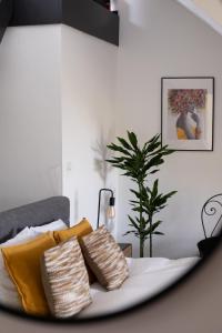 蒂伦豪特德约克住宿加早餐的配有黄色枕头和植物的床的房间