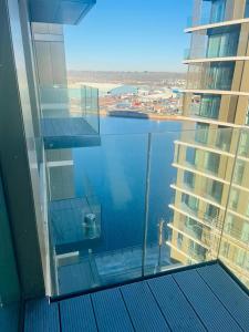 吉林汉姆A Cosy 2bedroom Apartment With River View的从大楼的阳台上可欣赏到水景