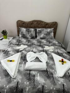 伯萨URAZ Suit Otel的一张带白色毛巾的床和床罩
