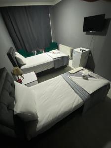 伯萨URAZ Suit Otel的酒店客房设有两张床和电视。