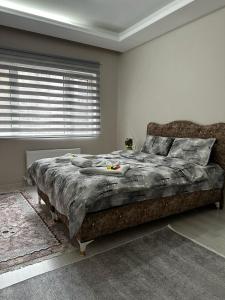 伯萨URAZ Suit Otel的一间卧室设有一张大床和大窗户