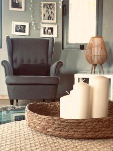 达西亚Le Blanc的客厅配有椅子和茶几