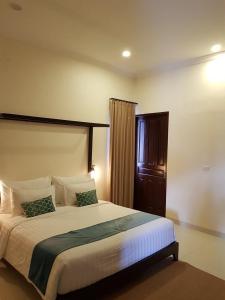 PasarbaruNew Belitung Holiday Resort的一间卧室设有一张大床和一个窗户。