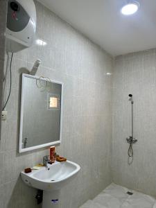 努瓦克肖特Duplex neuf meublé的一间带水槽和镜子的浴室
