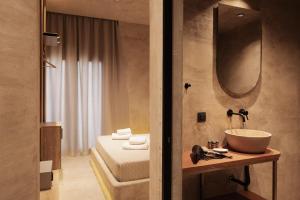 新马尔马拉斯Medusa Luxury Suites的一间带水槽和镜子的浴室