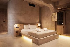 新马尔马拉斯Medusa Luxury Suites的一间卧室配有一张床,上面有两条毛巾