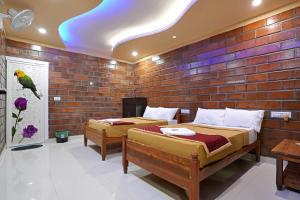 马西尼古蒂Hillside Spring Valley Resort Masinagudi的砖墙客房的两张床