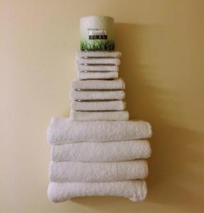 恩菲尔德恩菲尔德酒店的堆叠在一起的毛巾