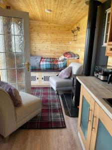 惠特比Keepers Shepherd hut with Hot Tub的小木屋内带两张床的客厅
