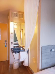 Yffiniac伊菲尼阿克圣布里厄宜必思快捷酒店的一间带水槽和镜子的浴室