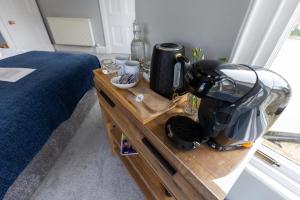 金尤西The Crossing Bed and Breakfast的一张位于床边的木桌上的咖啡壶