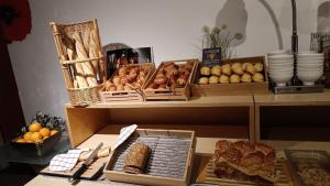 Yffiniac伊菲尼阿克圣布里厄宜必思快捷酒店的一张桌子,上面有面包和其他食物篮子