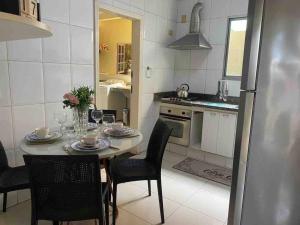 蒙蒂斯克拉鲁斯Apartamento Encantador C的厨房配有桌椅和冰箱。