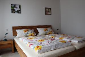 康斯坦茨Ferienwohnungen Böhme的一间卧室配有两张鲜花床。
