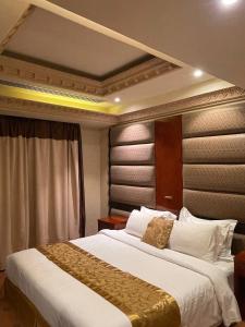 哈费尔巴廷درة سنام للاجنحة الفندقيه المخدومة的卧室配有一张白色大床和床头板