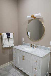 帕斯卡古拉Hotel Whiskey in Pascagoula的浴室设有白色水槽和镜子