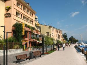 萨罗维尼亚酒店的人沿着建筑旁边的人行道走
