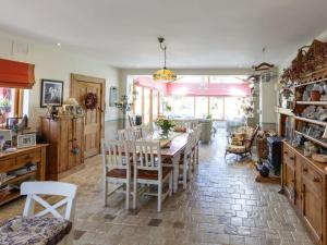White HallCherrygarth Cottage的厨房以及带桌椅的用餐室。