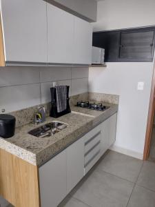 路易斯科雷亚Vila Atlântida APT 301-B Master的厨房配有水槽和台面