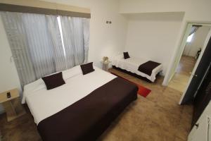 卡拉马阿坦卡拉马酒店的一间带两张床的卧室,位于带窗户的房间内