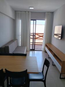路易斯科雷亚Vila Atlântida APT 301-B Master的客厅配有沙发和桌椅