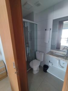 路易斯科雷亚Vila Atlântida APT 301-B Master的一间带卫生间和玻璃淋浴间的浴室