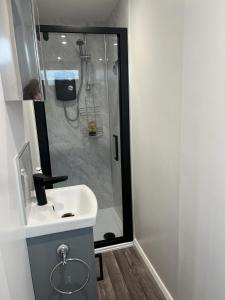 梅布尔索普S and S Chalets - 2 - Mablethorpe的带淋浴和盥洗盆的浴室