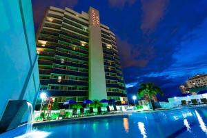 新伊瓜苏Suíte com sacada Hotel Mercure的大楼前设有游泳池的酒店