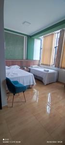 塔拉波托casa sol residencial tarapoto的一间设有两张床和椅子的房间