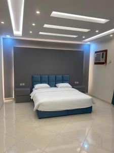 麦地那شقق ضيافة رغد 2的一间卧室配有一张蓝色灯光的大床