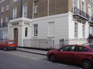 伦敦西摩尔酒店的两辆汽车停在大楼前的街道上