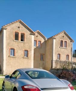 卡尔卡松La Belle Etape à Carcassonne的停在房子前面的银色汽车