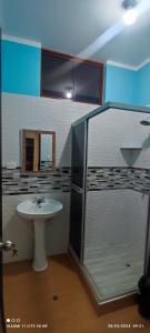 塔拉波托casa sol residencial tarapoto的一间带水槽和淋浴的浴室