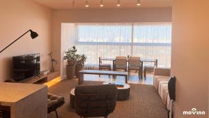 圣保罗White 2880 - Pinheiros的客厅配有沙发和桌子